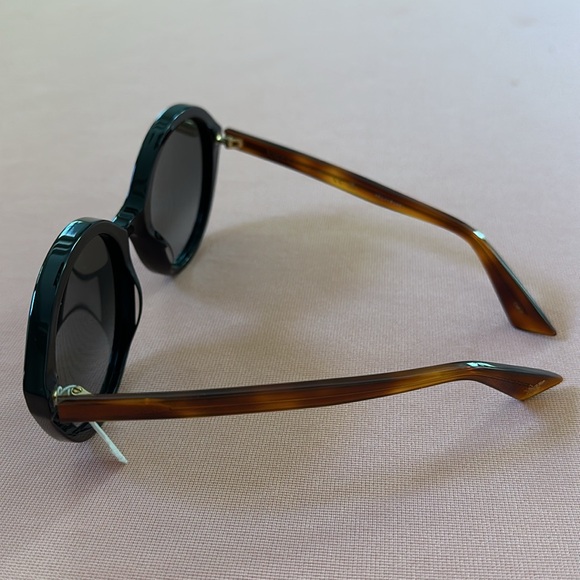 New Gucci Sun Glasses. Brown With Black Frame. - Picture 2 of 12